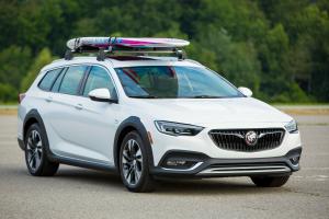 Buick Regal TourX 2017 года (NA)